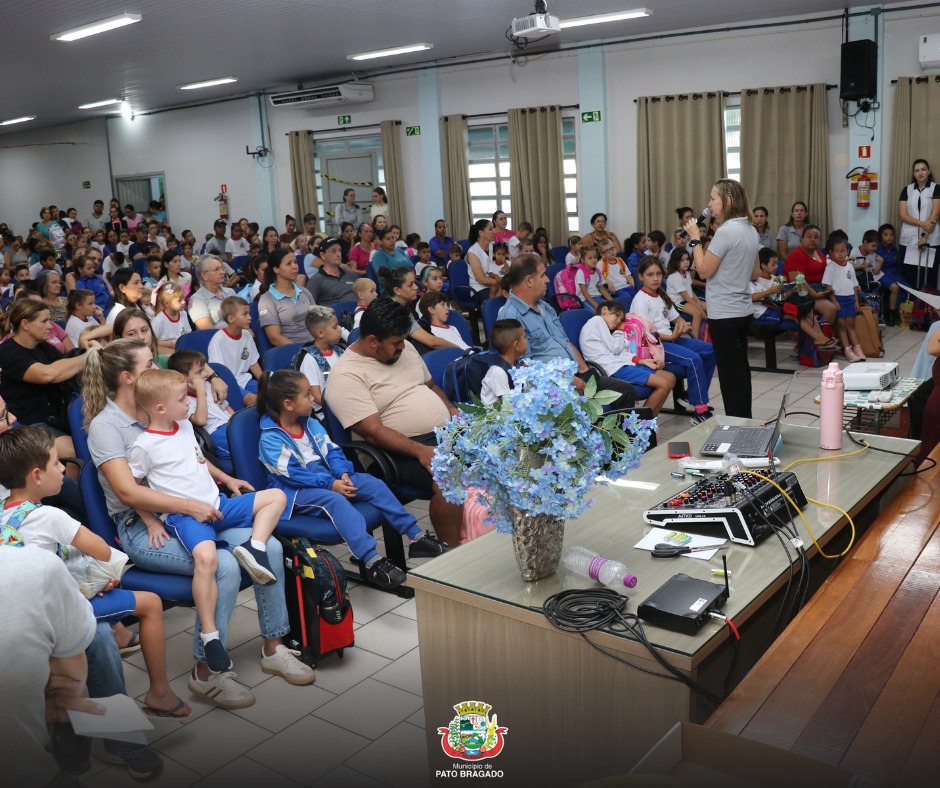 Educação em Pato Bragado avança com entrega de telas interativas na volta  s aulas