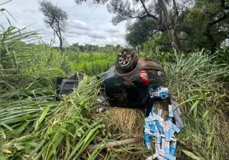Adolescente capota veiculo carregado com cigarros