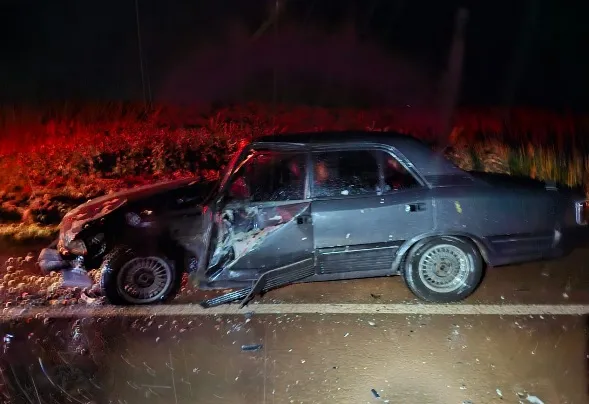 Colisão frontal envolve Gol e Opala