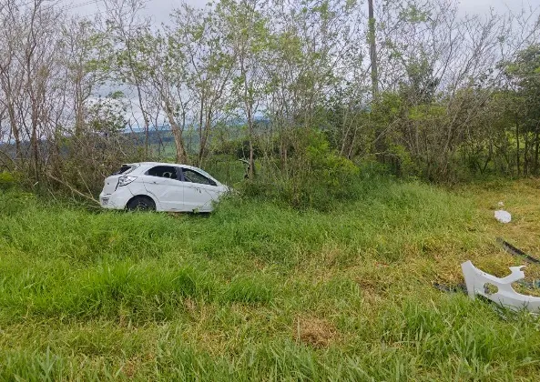 Capotamento deixa cinco pessoas feridas