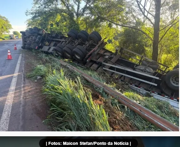 Bitrem tomba na BR 163 em Mercedes