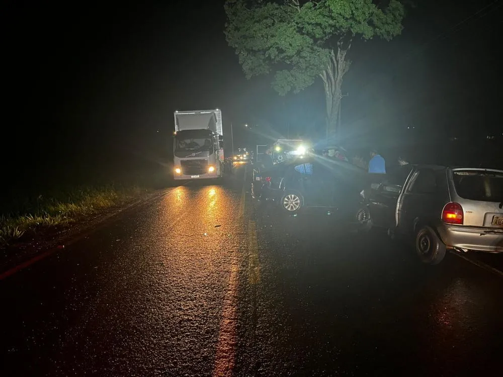 Acidente envolve 06 veiculos e deixa três pessoas feridas