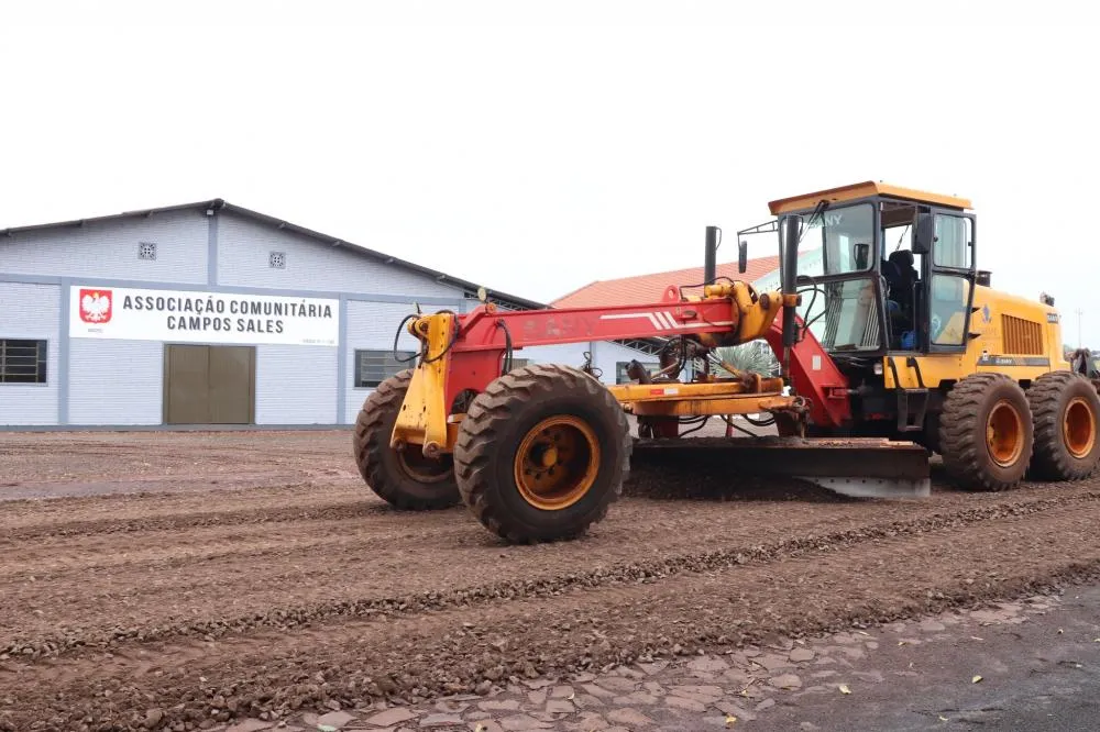Prefeitura executa obras de recape asfáltico sobre pedras irregulares. em Linha Campo Sales