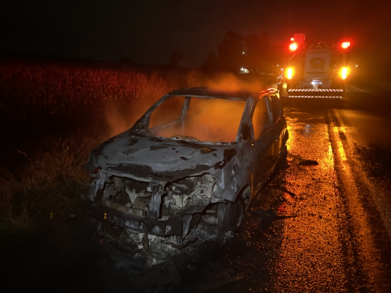 Carro é destruído por incêndio na BR-163 entre Mercedes e Marechal Rondon