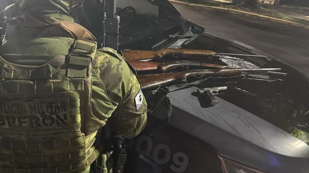 Ameaça resulta em prisão e apreensão de armas em Pato Bragado