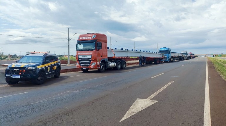 PRF retém cinco carretas com carga excedente na BR-163, em Toledo (PR)