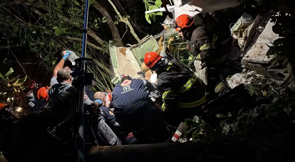 Avião cai em aldeia indígena e deixa um morto e um ferido no litoral de SP