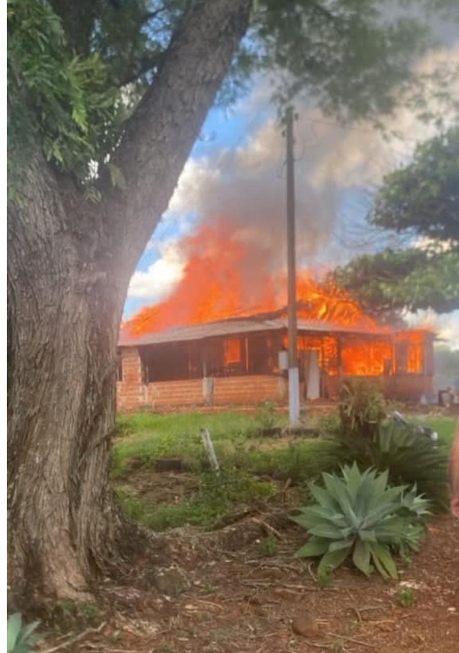 Incêndio destrói casa no interior de Marechal Rondon