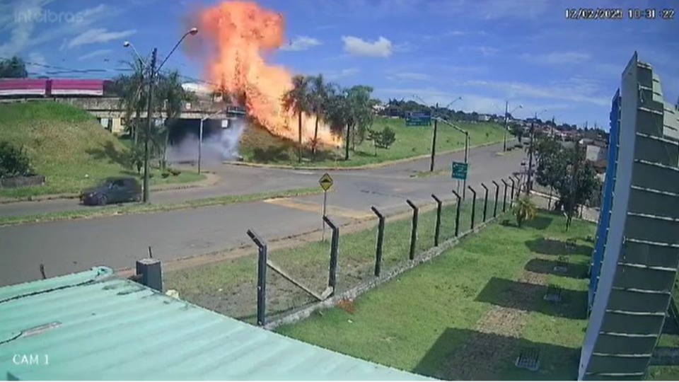 Caminhões explodem após batida e motorista pula de viaduto no PR; Assista