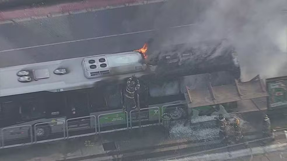 VÍDEO: Avião de pequeno porte King Air cai em avenida na Barra Funda, Zona Oeste de São Paulo, bate em ônibus e deixa 2 mortos