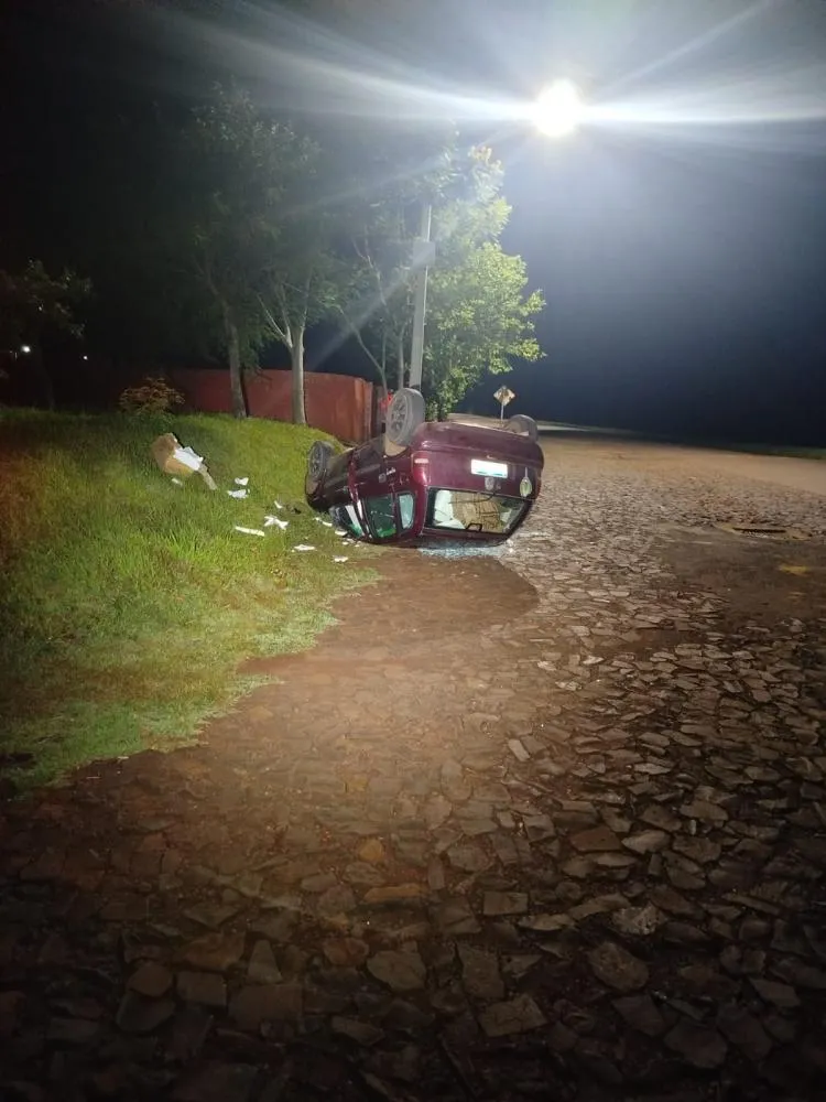 Motorista embriagado capota veículo e é preso pela Polícia Rodoviária Estadual na PR 317