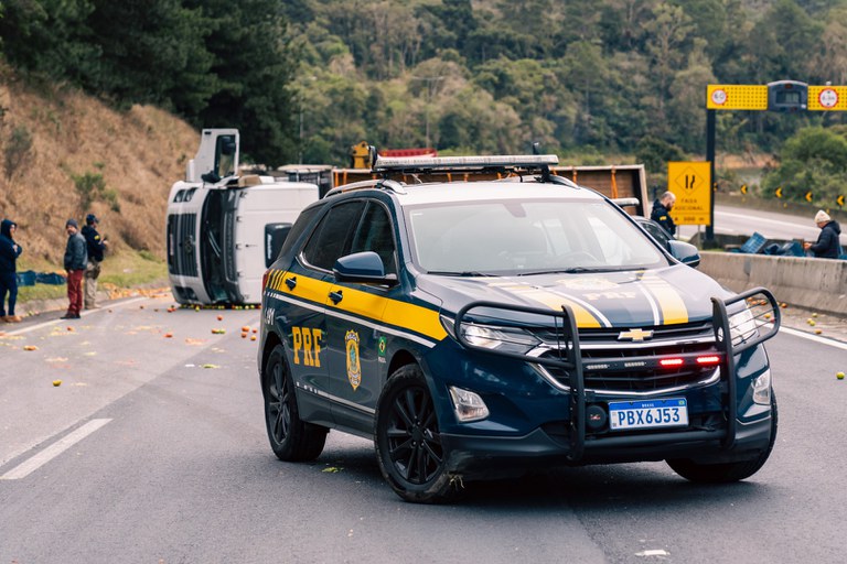 Colisões frontais e atropelamentos lideram mortes nas rodovias federais do Paraná em 2024, aponta PRF