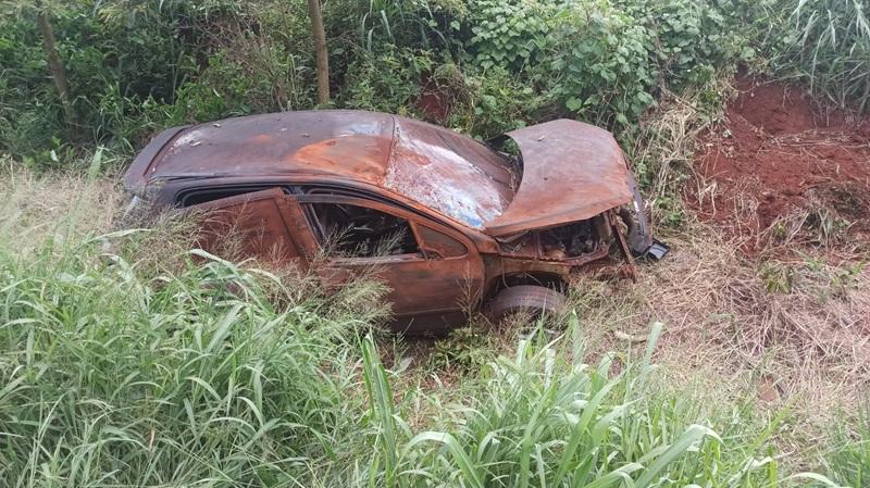 Veículo abandonado está a 3 dias em valeta na rodovia entre Toledo e Bragantina, diz denunciante