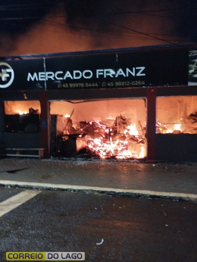 Estabelecimentos no Centro de São José das Palmeiras são destruídos por incêndio