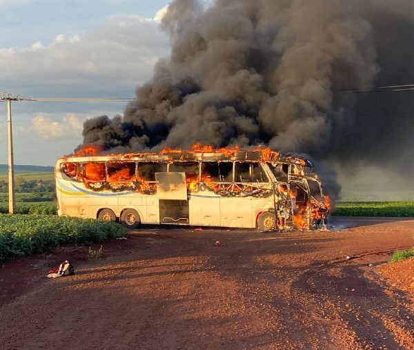 VÍDEO: Ônibus pega fogo entre Palotina e Terra Roxa