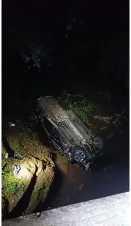 Veículo fica destruído após cair de ponte no interior de Cascavel