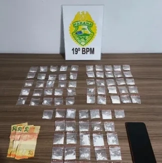 Elemento é preso com 77 porções de cocaína