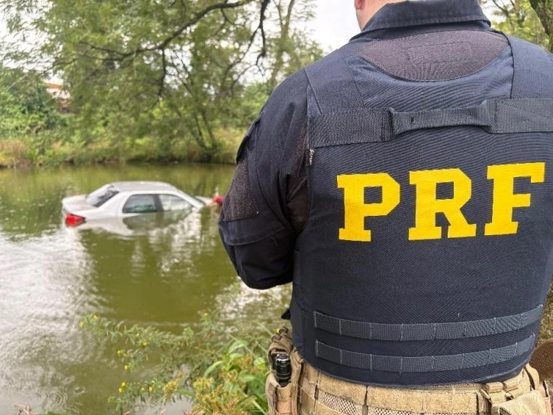 PRF apreende segundo adolescente que estava em carro com ilícitos que caiu em açude em Mercedes