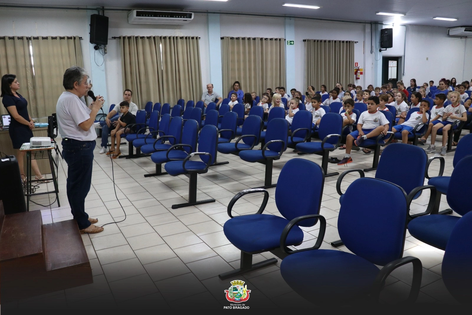 Pato Bragado promove palestra a estudantes sobre cuidados e respeito aos animais