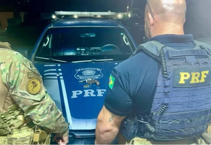 PRF liberta homem sequestrado e prende dupla armada em Cascavel