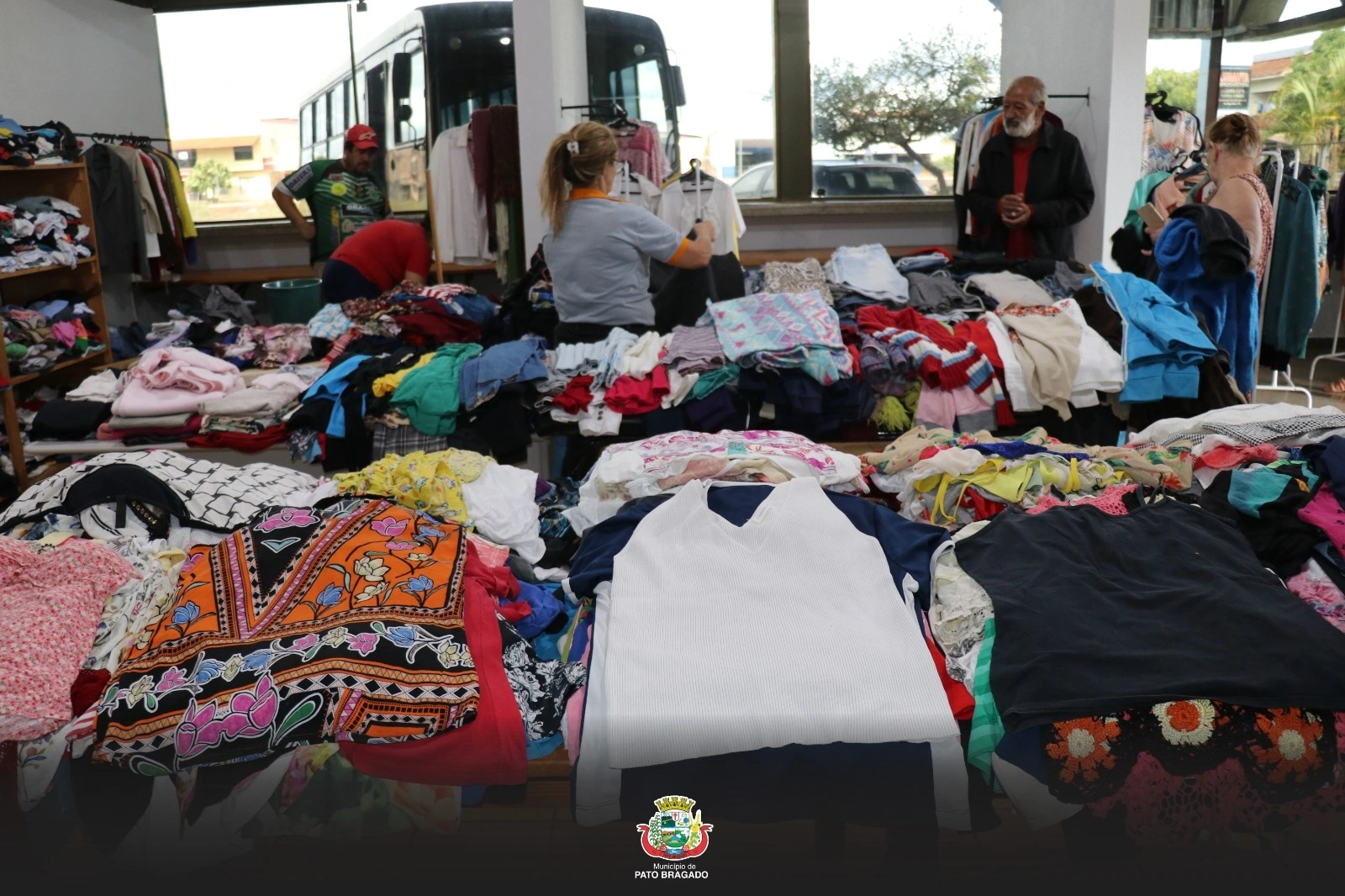 Pato Bragado inicia arrecadação de roupas e cobertores para a Campanha do Agasalho