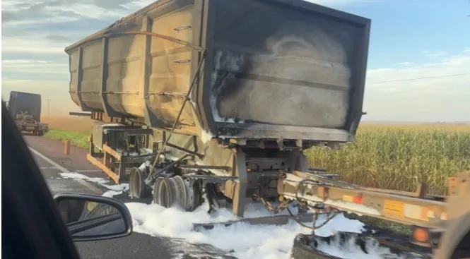 Carreta pega fogo na BR 163 entre Mercedes e Guaira