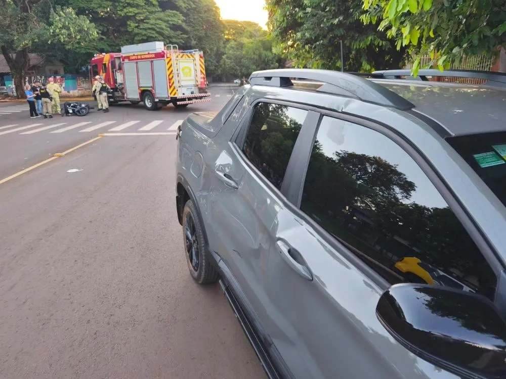 Homem fica ferido em colisão entre moto e carro no centro de Marechal Cândido Rondon